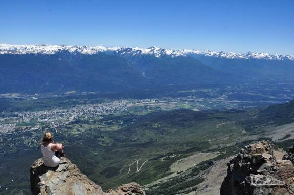 A paisagem que se vê do cume do Cerro Piltriquitrón, El Bolsón lá embaixo no vale, na Argentina